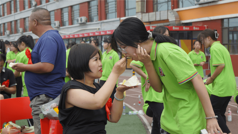 活动最后,朱前杰主任与班主任代表,家长代表,新生代表一起切开蛋糕,亲