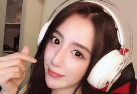 原创当呆妹儿摆脱网红滤镜看她被曝光的证件照难怪能转型颜值主播