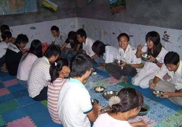 进入传销窝以后,每天也不出去发展下线,就在屋里吃饭睡觉泡妹纸!