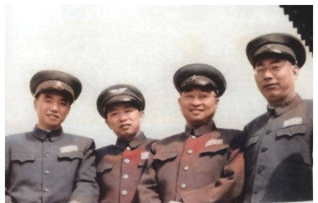 人生轨迹差异巨大,有的国之栋梁,有的举火自焚_徐海东_大将_张宗逊