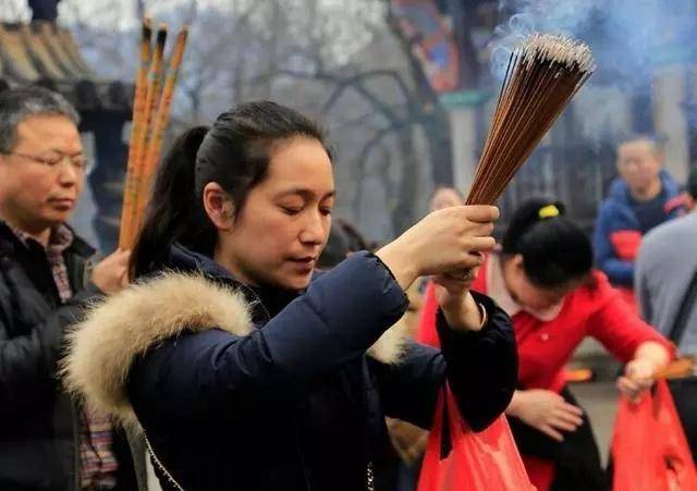 认为自己给佛菩萨烧香了,佛菩萨就得保佑自己,那是一种严重的迷