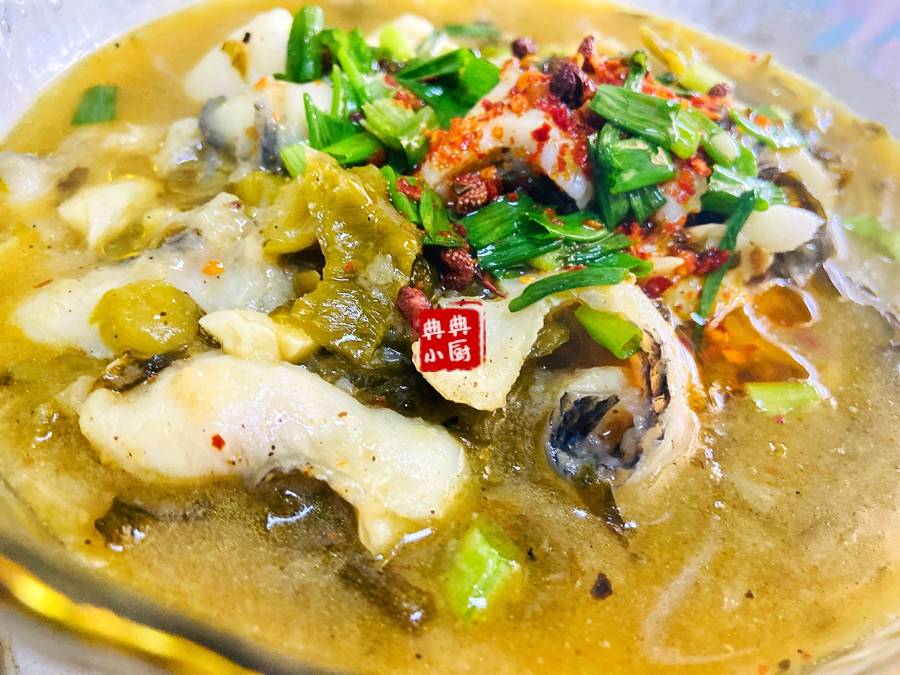 天再热,酸菜鱼也能让我多吃一碗米饭,真的很下饭_鱼片