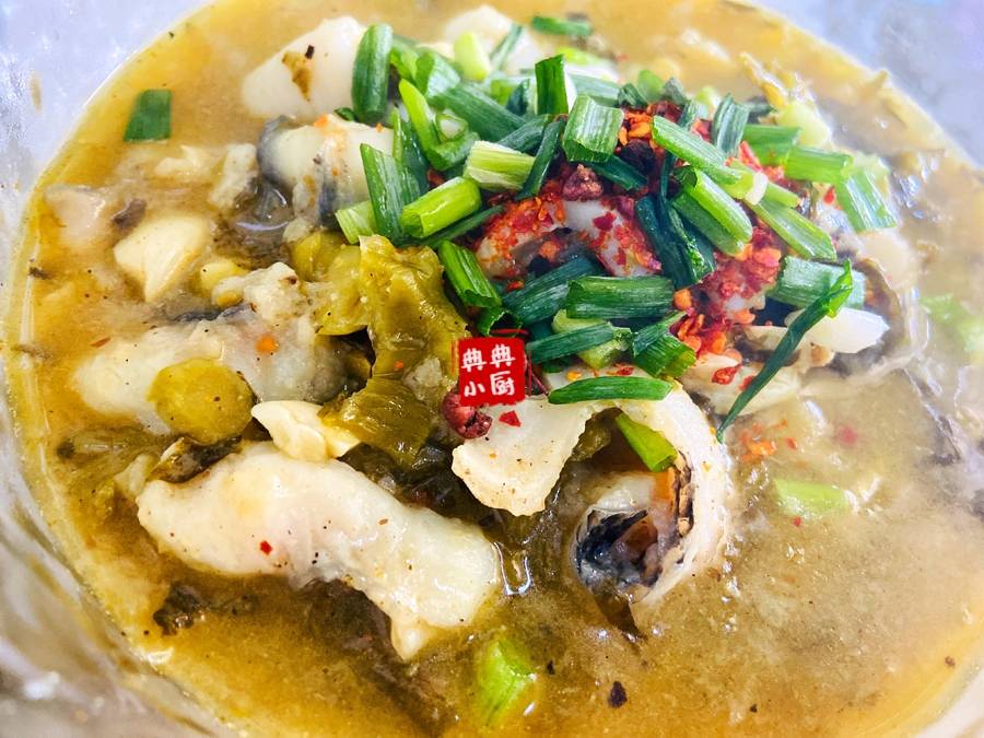 天再热,酸菜鱼也能让我多吃一碗米饭,真的很下饭_鱼片