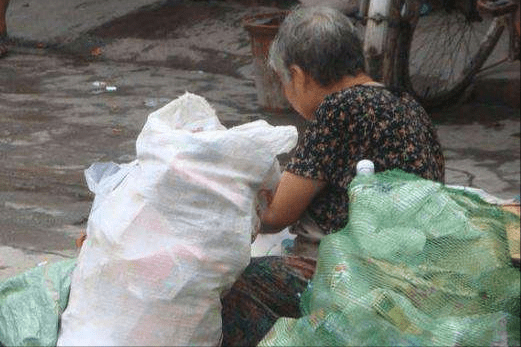 原创92岁拾荒奶奶许凤英拾荒13年养大弃婴她的报恩举动让人泪奔