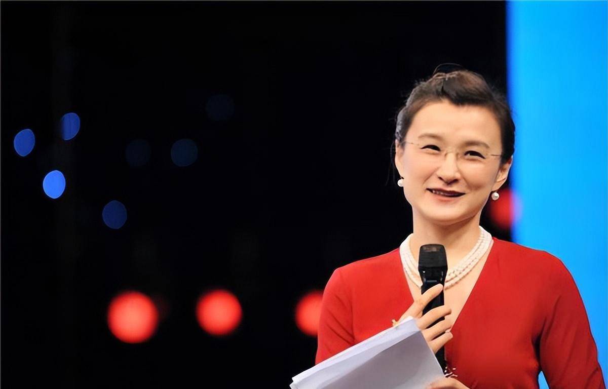 原创董倩近照她和老公同为电视新闻主持人两人有太多相似之处