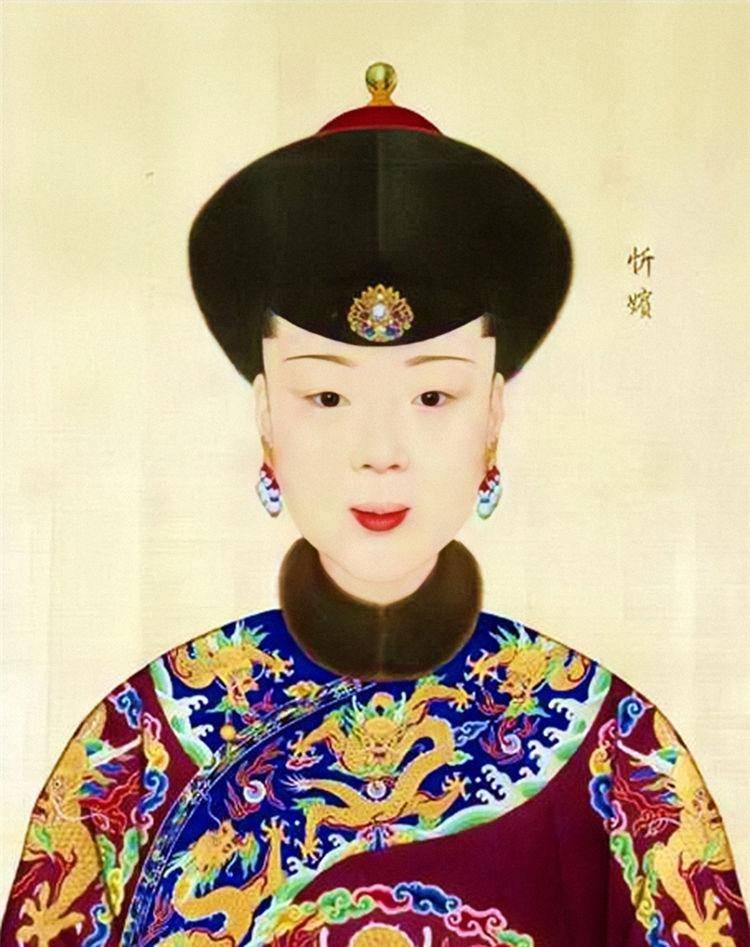 忻嫔,即后来的忻贵妃戴佳氏,康熙成妃的堂曾孙女,她的母亲是康熙敬敏
