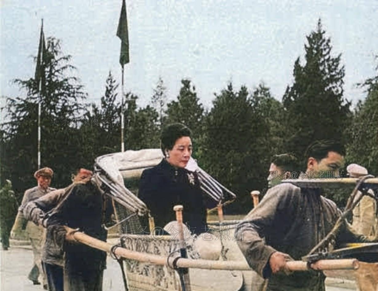 此照拍摄于1948年5月,蒋介石宋美龄等去中山陵祭奠"国父"时,宋美龄坐