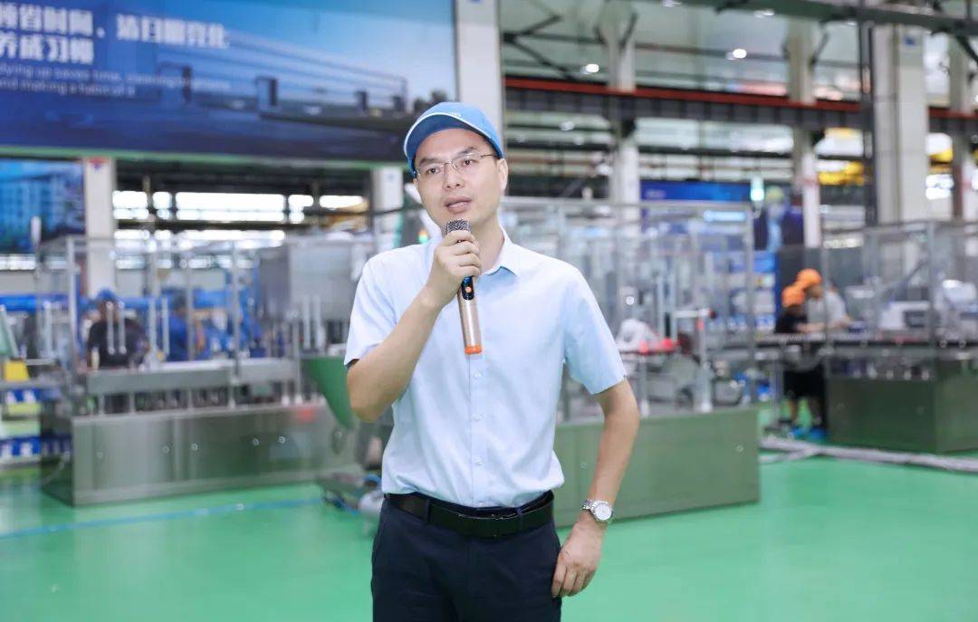 执行总裁兼国内销服总裁曾凡云,投资与发展总裁周飞跃,财经总裁肖云红