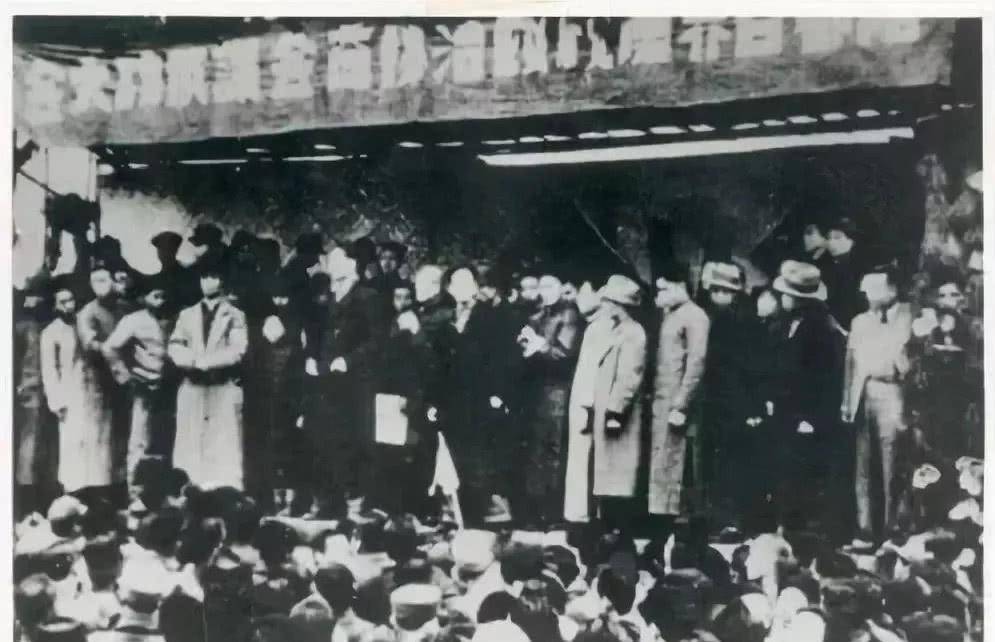 就是著名爱国民主人士李公朴,1946年2月,李公朴在重庆参加旧政协会议