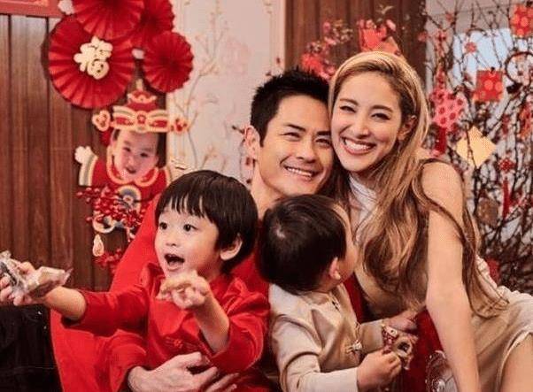 2018年,两人奉子成婚,面对质疑郑嘉颖说:新婚之夜,我老婆还是完璧之身