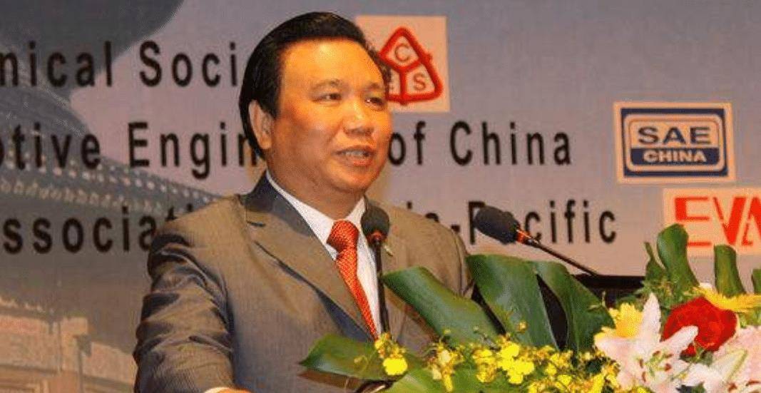 钟馨稼出生于1963年,祖籍广东廉江市长山小镇,他出生于中医世家,从小