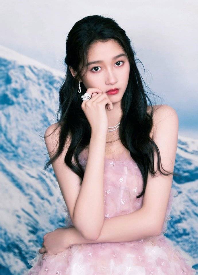 关晓彤穿抹身材粉色花朵公主裙写真大片释出_四小花旦_励志剧_都让