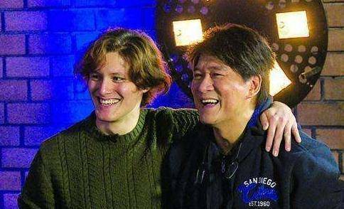 和太太像两代人,儿子比自己还显老,周华健一家低调