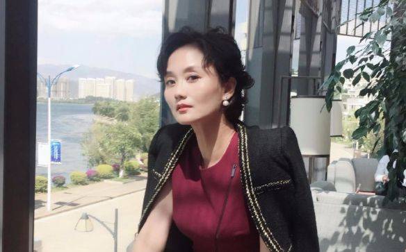 儿子是当红明星,女儿是奥运冠军,51岁的她是真正人生赢家_李颖_三毛