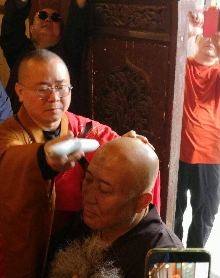 对于世人的不解,杨彦并没有过多的回复,他告诉世人:出家,是为了智慧.