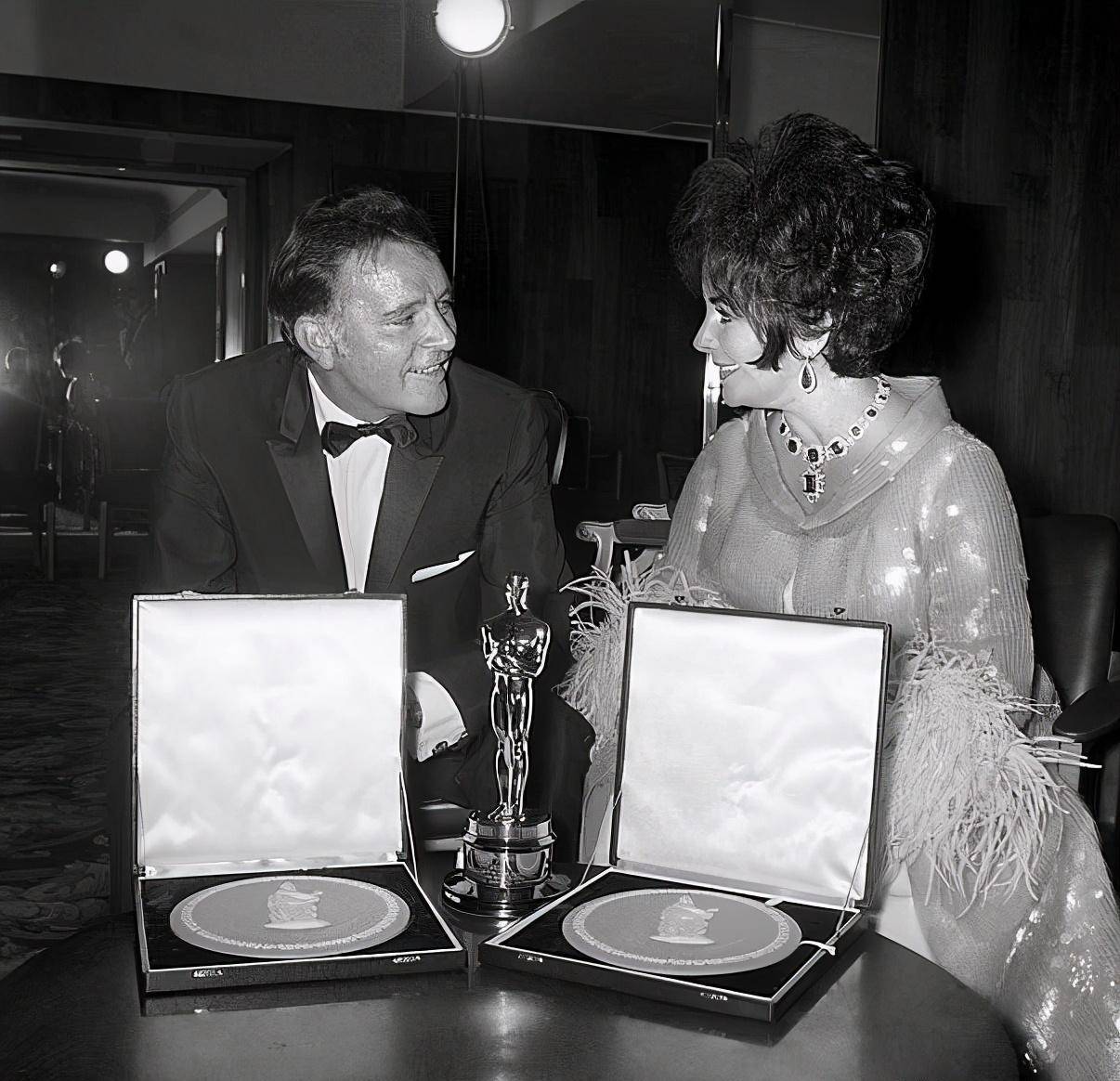 ����������������ɯ��·̩�վ����ھ����˵�ɷ������·���� ...