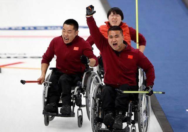他们是中国体育骄傲！轮椅冰壶队获得残冬奥第一枚金牌！
