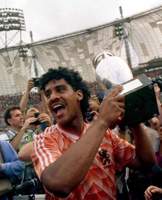 31年前今天荷兰夺得欧洲杯冠军荷兰三剑客光耀全场赛后忘情庆贺