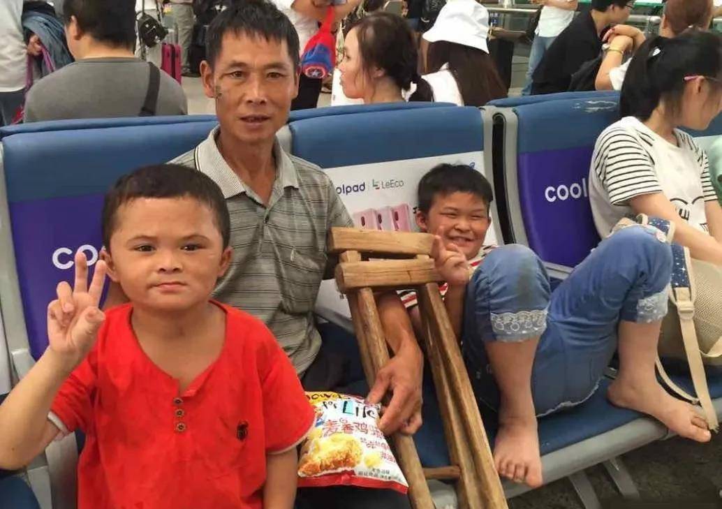 "小马云"范小勤的悲伤,被送回村快一年了,如今过得怎么样_范家发_刘