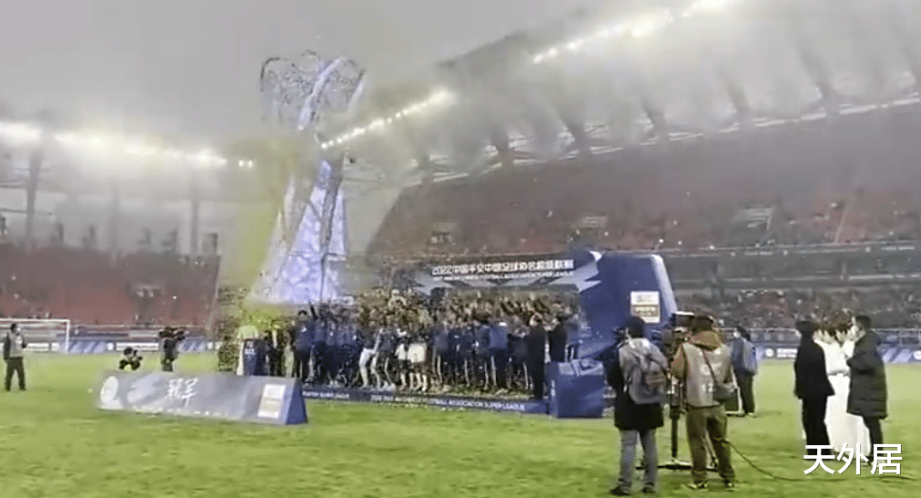 新颖的中国足球2022末于完毕了！北京时间12月31日，武汉三城争霸赛