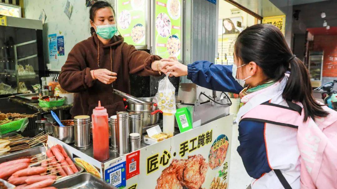 学府路上的人气炸串店，传闻良多学生的零花钱都花在那里