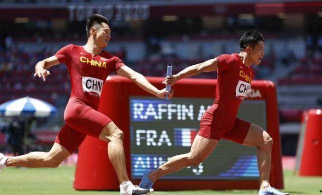 中国接力男队太猛！千分之2秒力压2奥运冠军！赛后谦善：还能前进