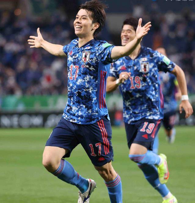 再见，世界杯！国足0-2遭遇日本队吊打，李霄鹏黑脸，武磊低迷