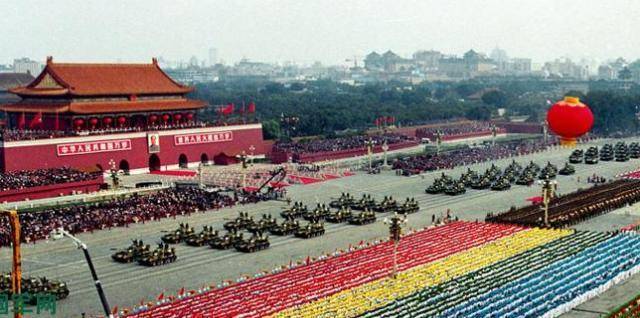 1984年中国女排参与阅兵！勇夺奥运会金牌，郎平成时代代名词
