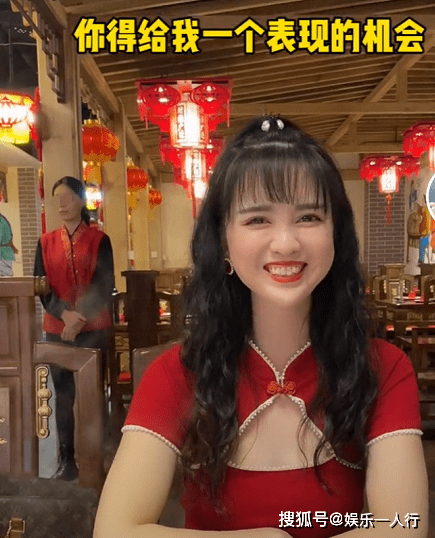 原创成都61岁大姐因“娃娃脸”走红，抬头一个微笑，仿佛看见20岁少女