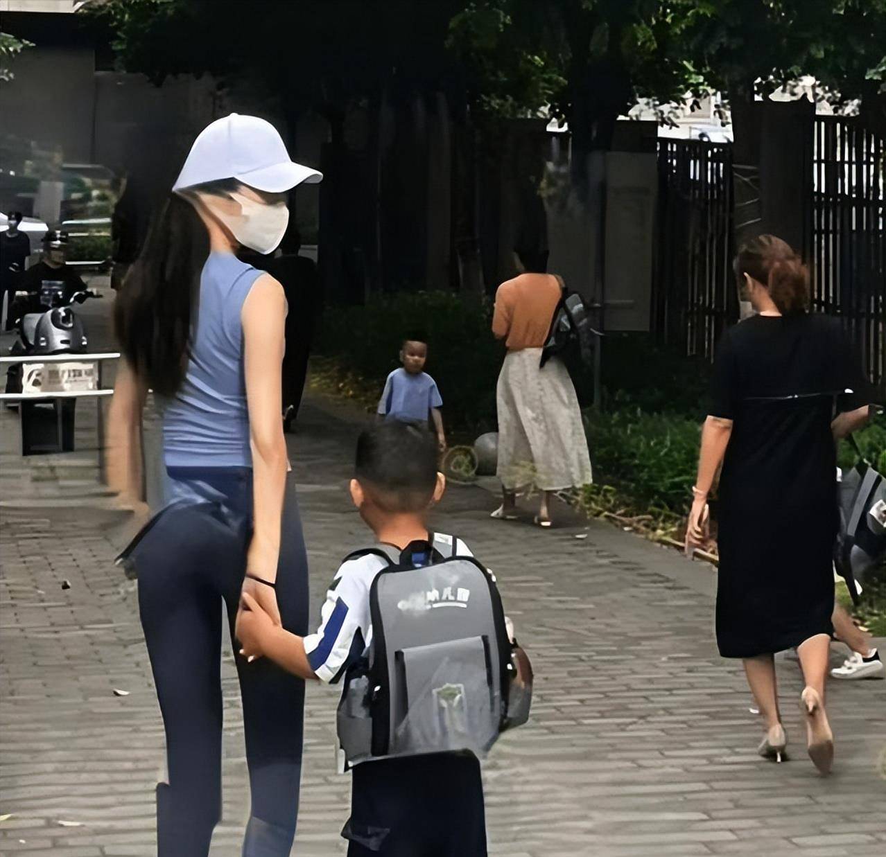 米乐M6 M6米乐女子穿瑜伽裤接孩子纪实男家长回头张望网友：这穿着不合适(图3)