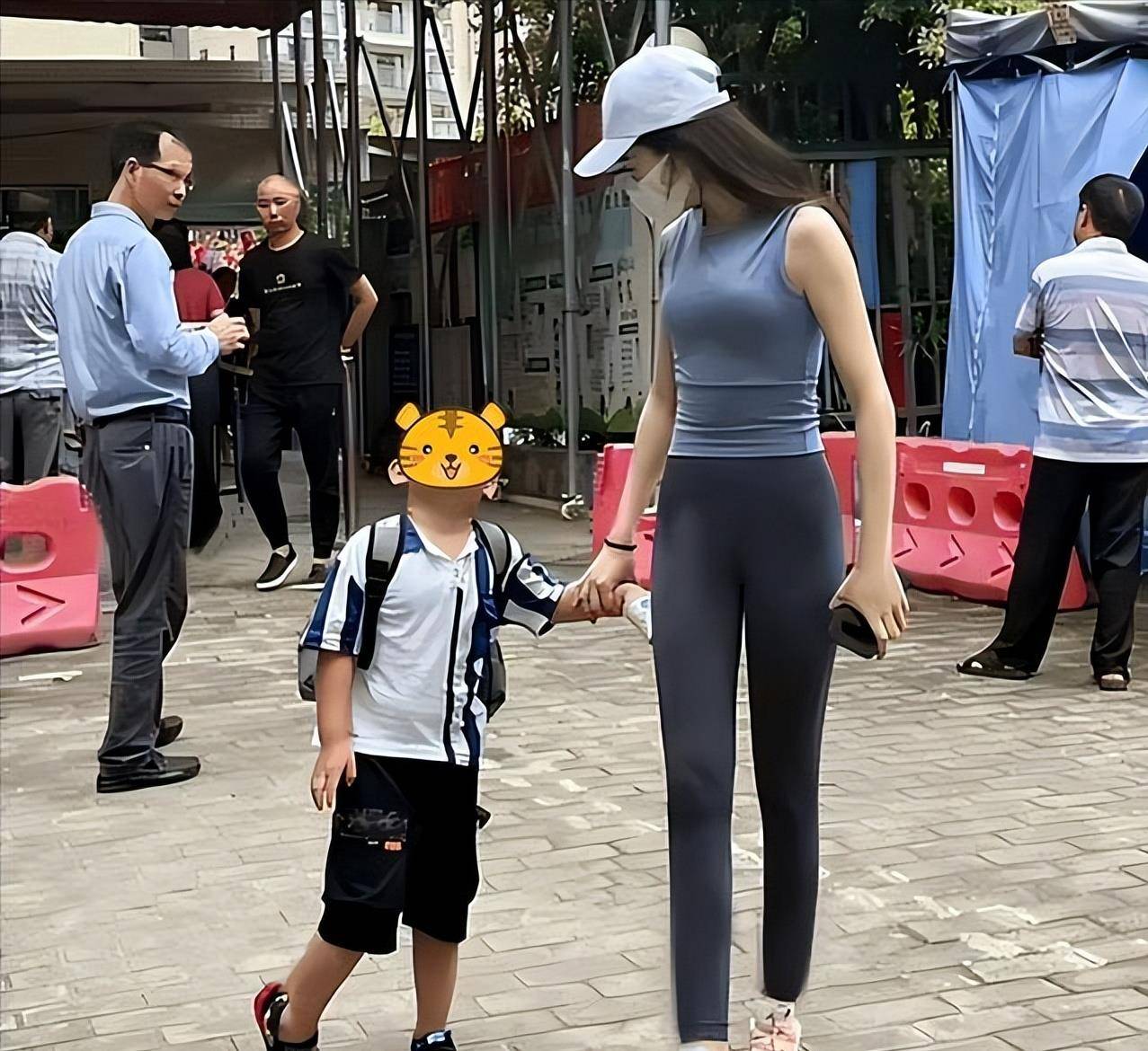 米乐M6 M6米乐女子穿瑜伽裤接孩子纪实男家长回头张望网友：这穿着不合适(图1)