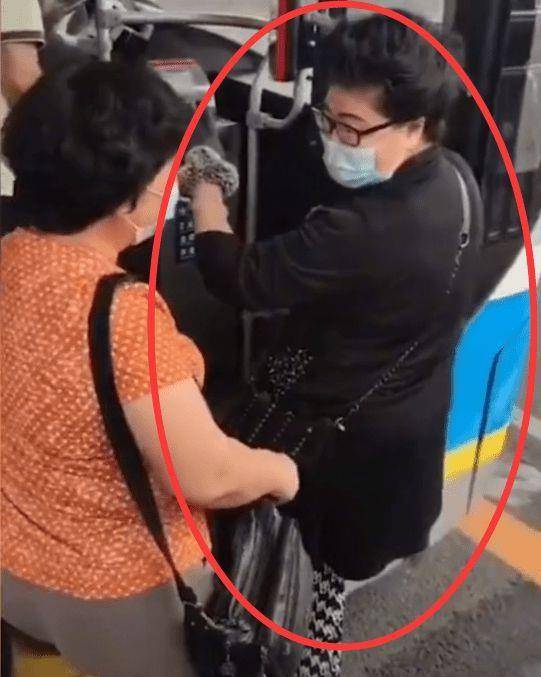 “不扶我，谁都别想走！”北京大妈坐公交耍恶棍的脾性从哪儿来