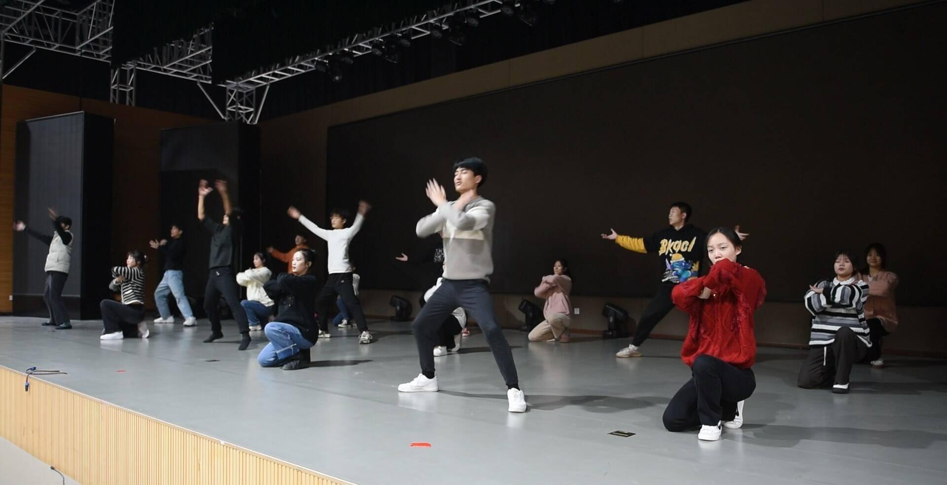 紧锣密鼓的彩排现场，步履匆匆的演员们在舞台上穿梭不止，确定站位、调