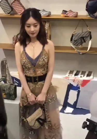 赵丽颖一改保守风格吊带裙里配深V简CQ9电子 CQ9传奇电子直是美出新高度(图2)