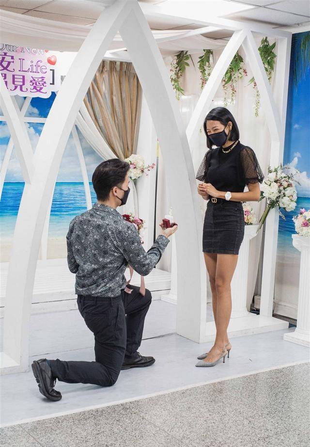 台湾女星若绮成婚，主动求婚7年男友，请沈玉琳证婚戒指用二手