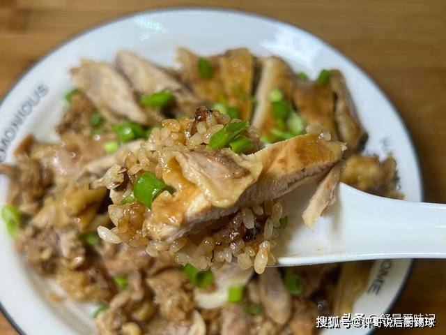 鸡腿肉焖饭在家如许做，能够安心大口吃肉，米饭粒粒清楚，好吃