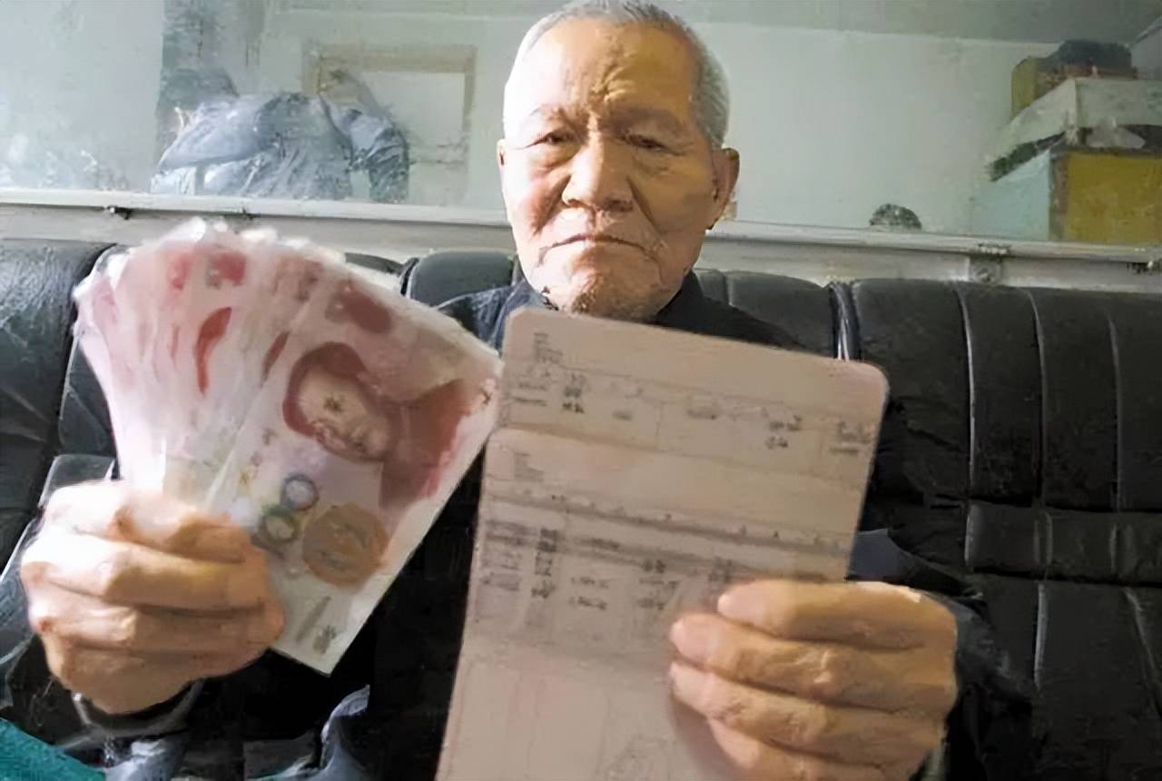 如果退休老人不幸去世，怎么提取银行的存款？