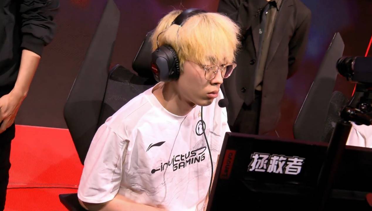 LPL：TES好天一战封神，对位单杀YSKM，反围剿连杀两人，胜利登顶