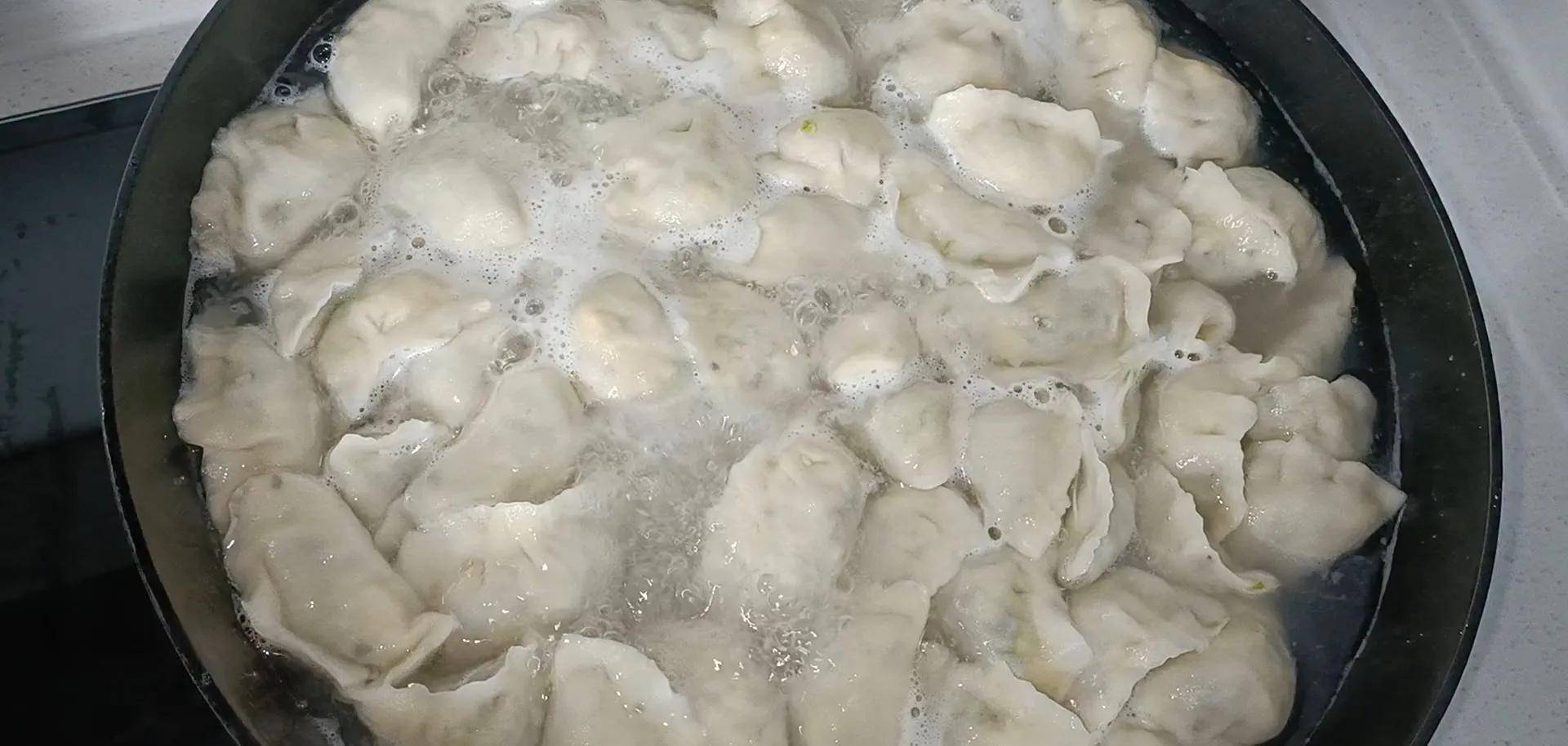 部包好之后，水开，下入水饺。大约煮五分钟左右，西葫芦水饺就做好了。