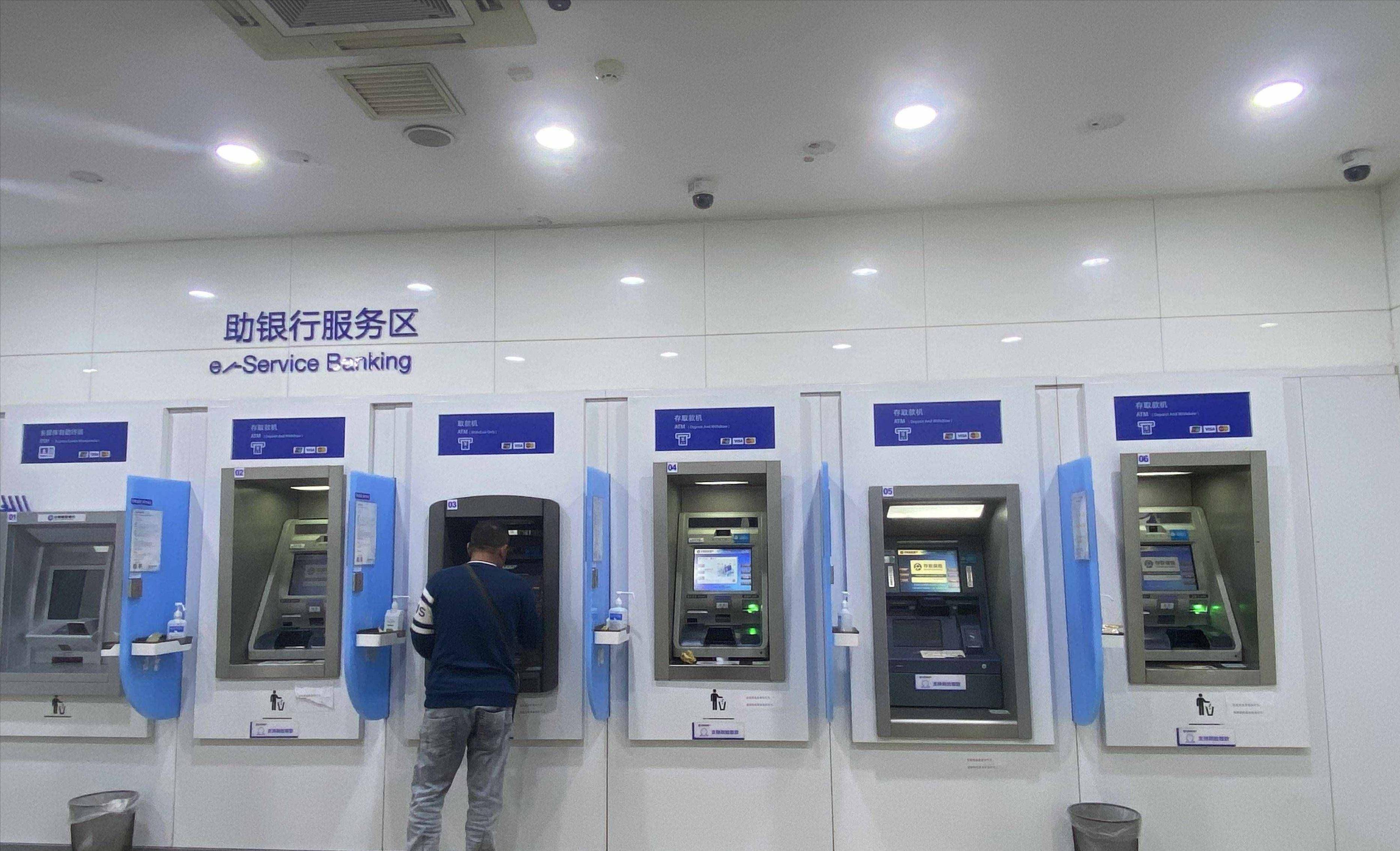 自助取款机银行的负责人在了解清楚王先生的情况后也对他的账户进行了查