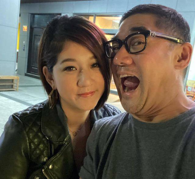 原创56岁吴大维婚后近照曝光，脸蛋圆润略显发福，为陪伴两岁女儿减产