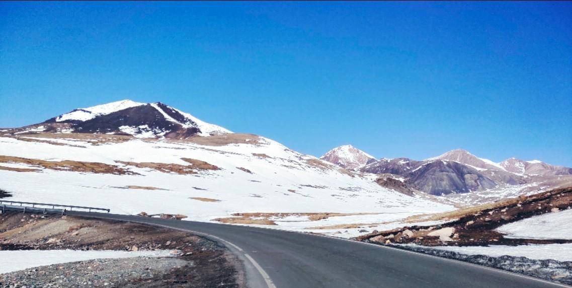 骑行巴州，从班禅沟翻越艾肯达坂抵达火烧桥，看斑斓雪山