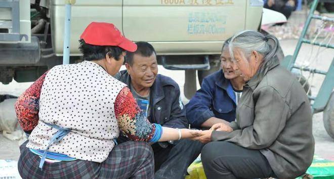 七旬“长发”大爷山上自学易经，有人欲高价做门徒，白叟不过传