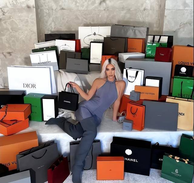 ���Ÿ���C��Ů����һ���ݳ�Ʒ�м䣬20ֻLV������˽�� ...