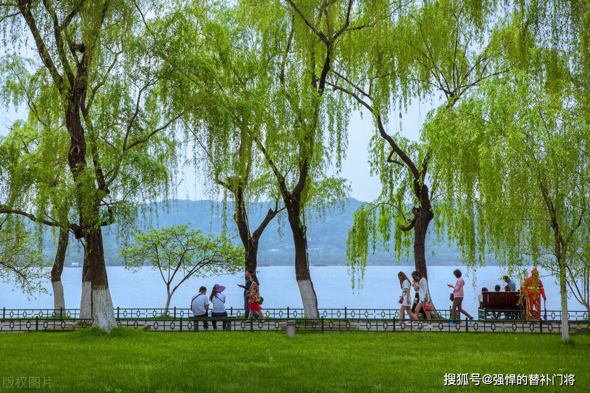 春天去杭州赏识“西湖十景”，更合适游览以下哪一景？蚂蚁庄园今日谜底