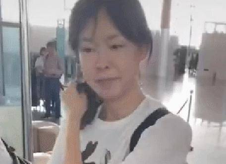 李艾机场素颜被拍形态像路人，但脱帽摘口罩共同安检被赞有本质！