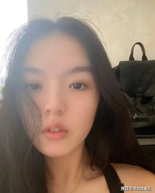 李咏21岁女儿晒近照，穿露腰拆秀马甲线，自信明艳获妈妈哈文称赞