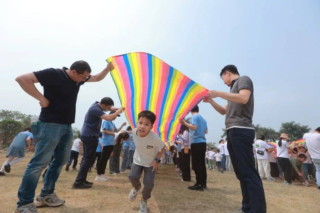 “春暖花开，我们在一路”——诺亚舟雅筑幼儿园百万葵园亲子春游