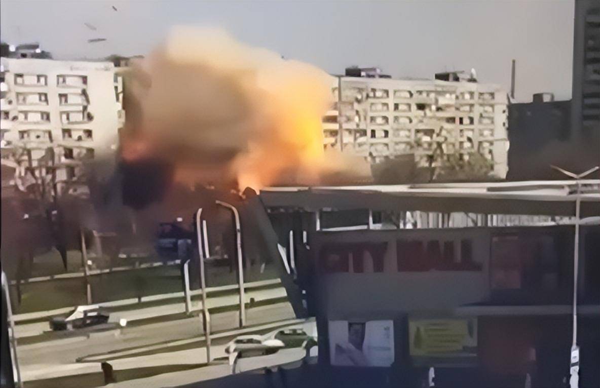 �ھ����ֳ�����������ƫ�뷽��ը�پ���¥������˦���� ...