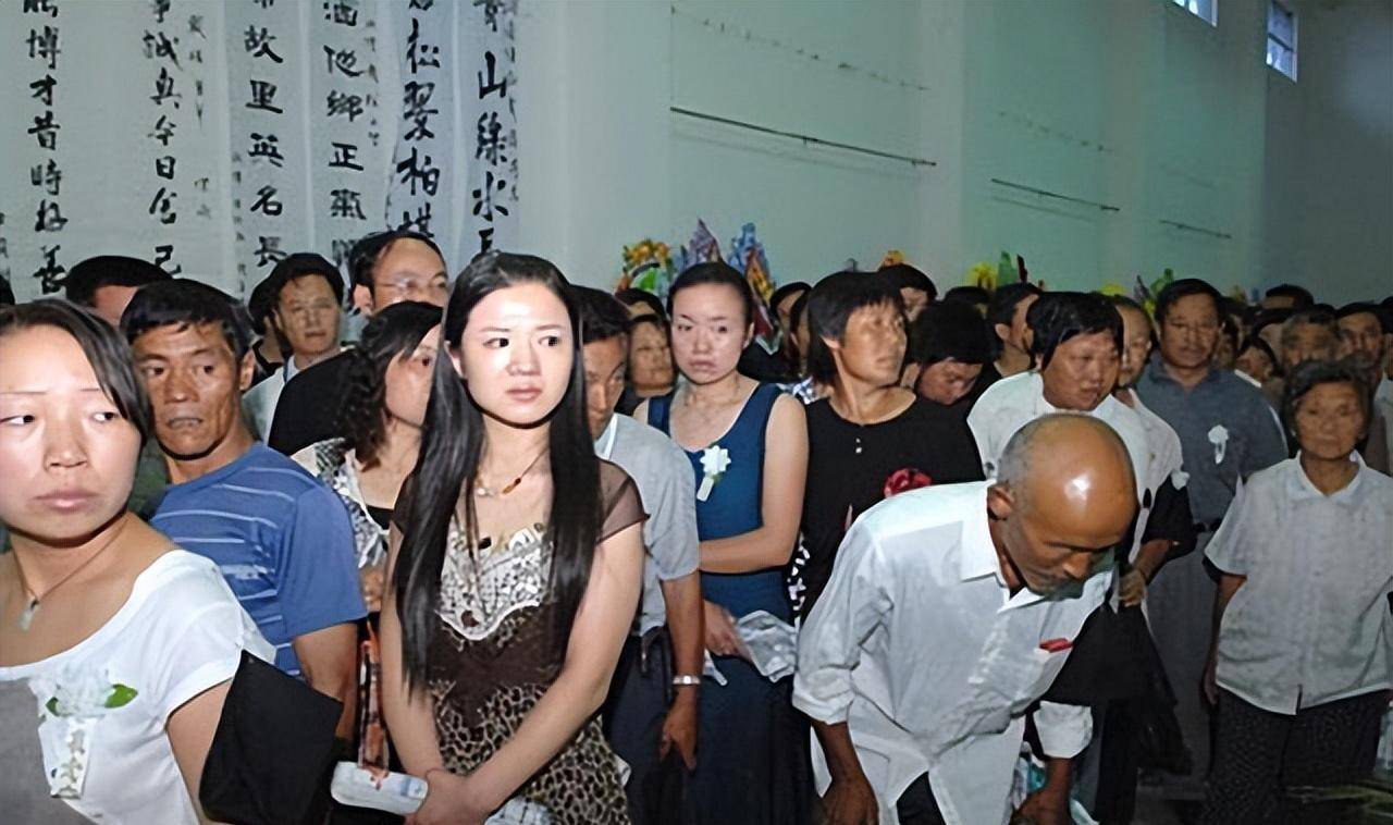 2007年，西安万万财主为救打工妹身中数刀，被救女悲悼会高声痛哭